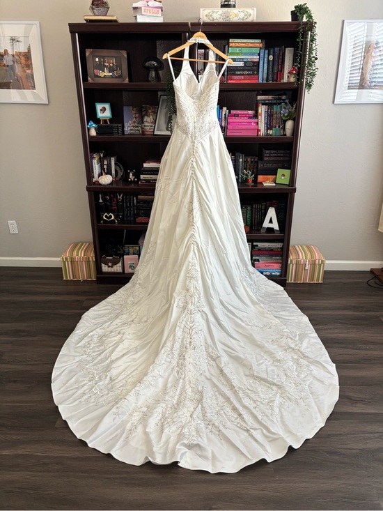 Dresses & Skirts - Vintage Elegant White Wedding Dress with Long Embroidered Train